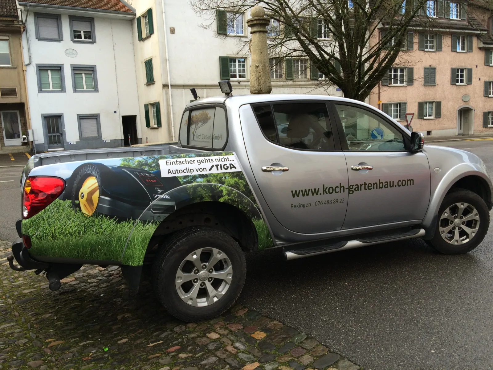 Beschrifteter Pickup von Koch Gartenbau